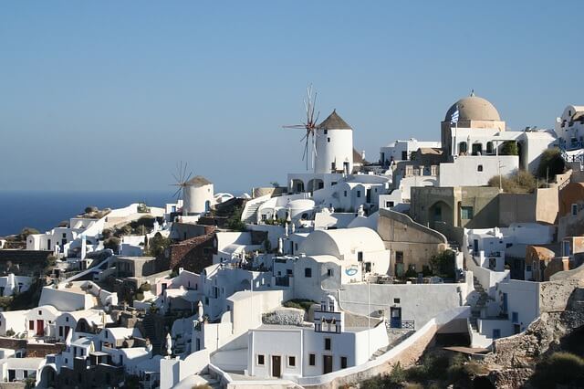 ギリシャのサントリーニ島と海と風車