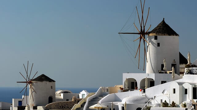 ギリシャのサントリーニ島の風車のある景色