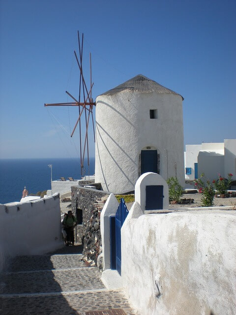ギリシャのサントリーニ島の風車のある景色１