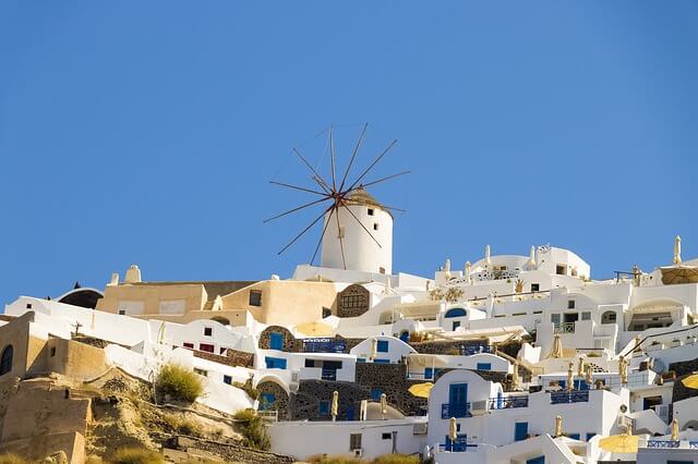 ギリシャのサントリーニ島の風車のある景色３