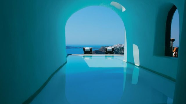 サントリーニ島のインスタ映えホテル：ペリボラスのプール