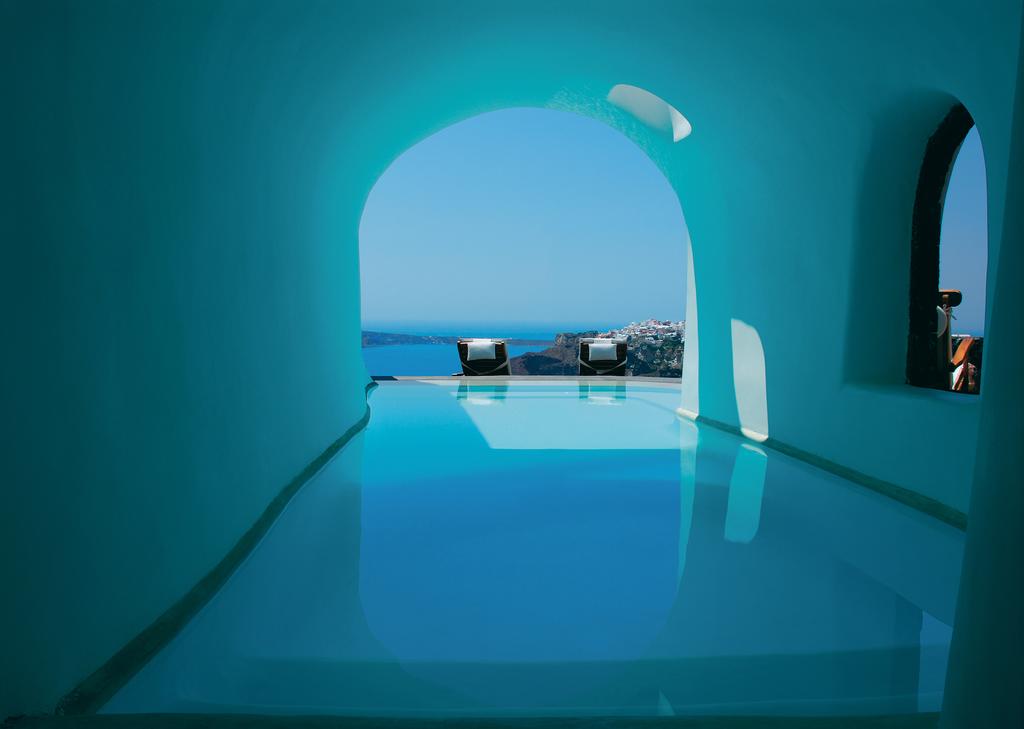 サントリーニ島のインスタ映えホテル：ペリボラスのプール