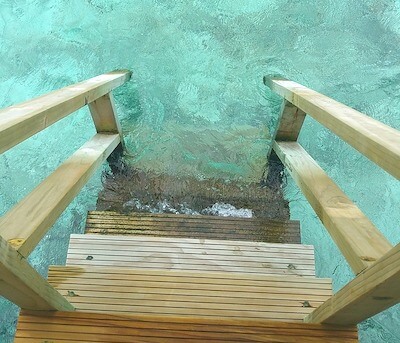 モルディブ水上コテージの海への階段