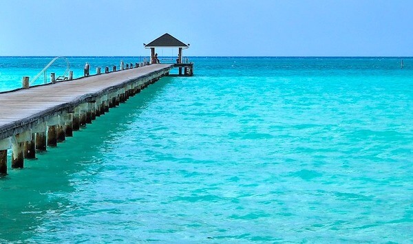 美しい海にかかるモルディブのホテルの桟橋