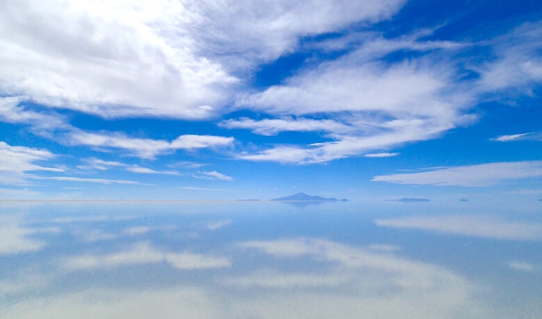 ウユニ塩湖の青空鏡ばり