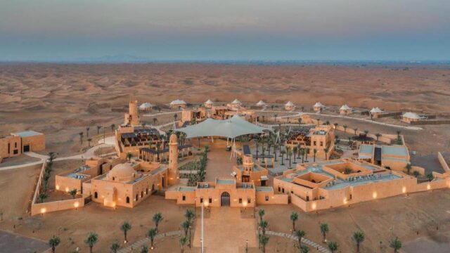 ドバイの砂漠のホテル (1)